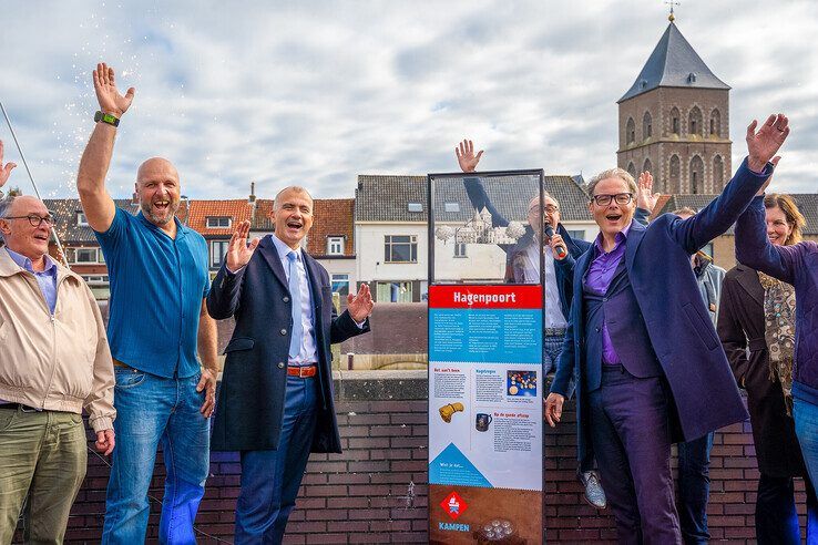 Onthulling doorkijkpaneel in Kampen.