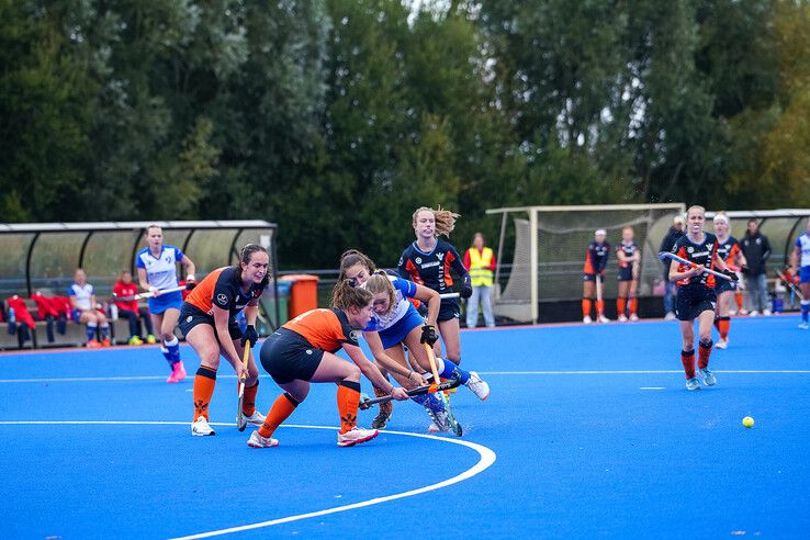In beeld: HC Zwolle en Phoenix delen de punten in stromende regen