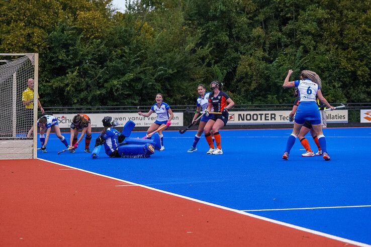 In beeld: HC Zwolle en Phoenix delen de punten in stromende regen