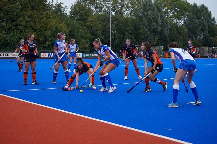 In beeld: HC Zwolle en Phoenix delen de punten in stromende regen
