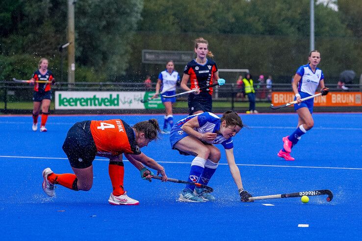 In beeld: HC Zwolle en Phoenix delen de punten in stromende regen