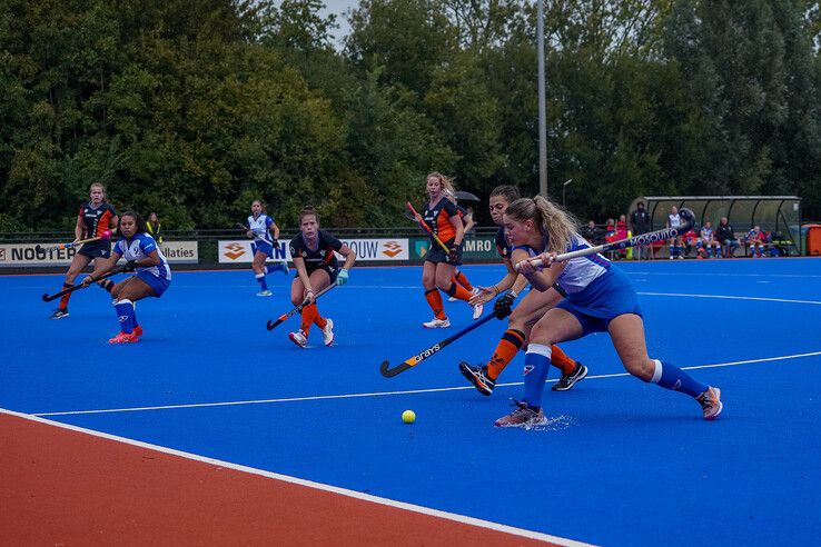 In beeld: HC Zwolle en Phoenix delen de punten in stromende regen