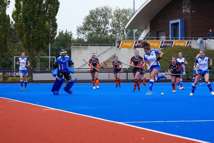 In beeld: HC Zwolle en Phoenix delen de punten in stromende regen