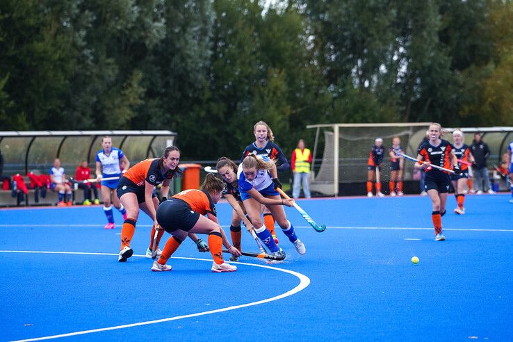 In beeld: HC Zwolle en Phoenix delen de punten in stromende regen