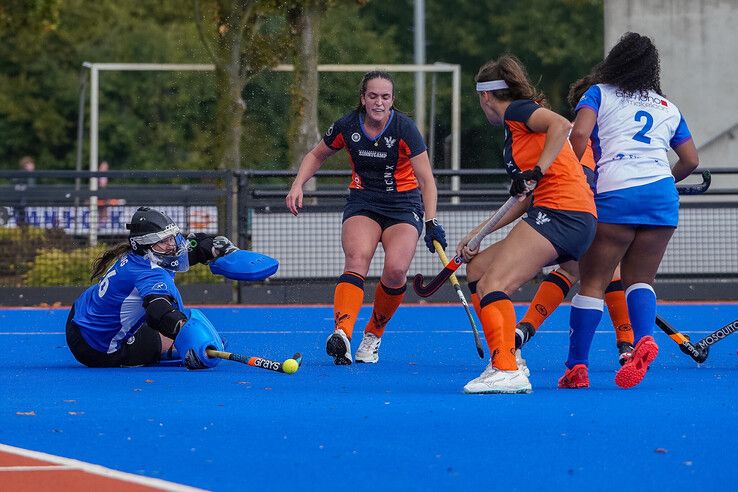 In beeld: HC Zwolle en Phoenix delen de punten in stromende regen