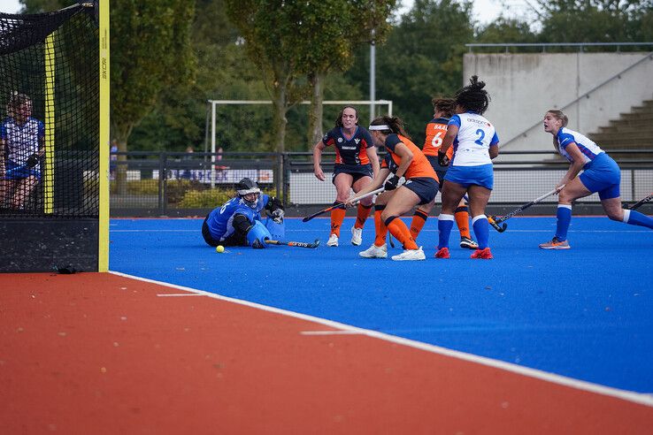 In beeld: HC Zwolle en Phoenix delen de punten in stromende regen