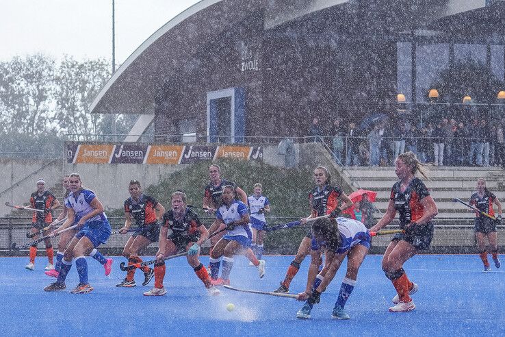 In beeld: HC Zwolle en Phoenix delen de punten in stromende regen