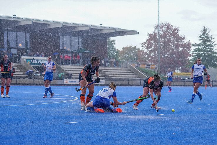 In beeld: HC Zwolle en Phoenix delen de punten in stromende regen