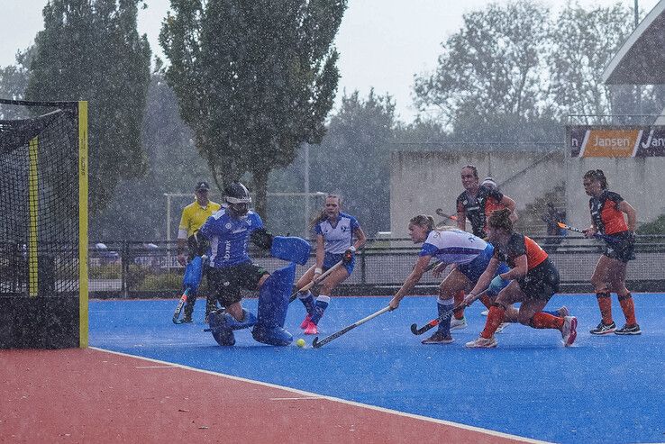 In beeld: Na storm Benjamin raast wervelwind Sophie over hockeyveld in Zwolle