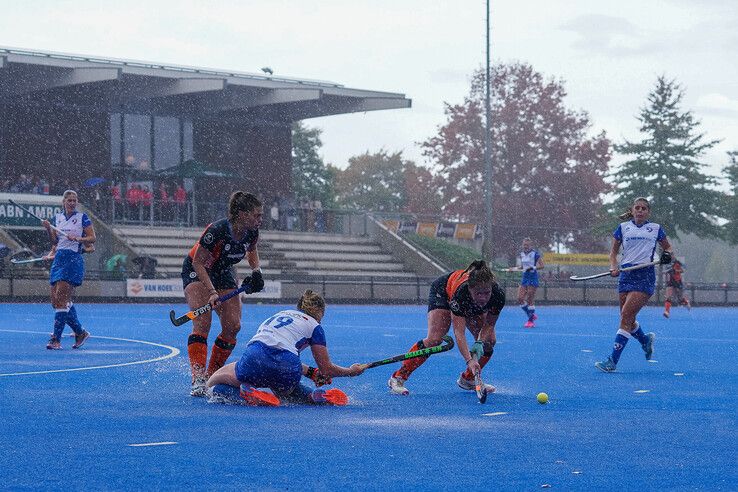 In beeld: Na storm Benjamin raast wervelwind Sophie over hockeyveld in Zwolle