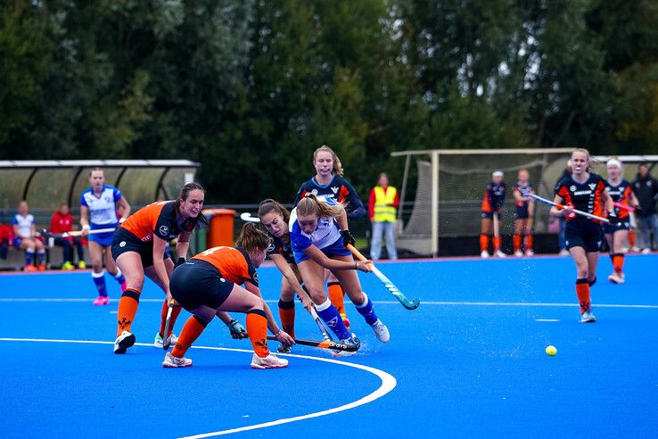 In beeld: Na storm Benjamin raast wervelwind Sophie over hockeyveld in Zwolle
