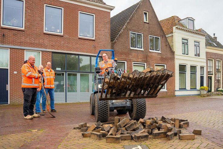 Wethouder Maarten Slingerland verwijdert de eerste stenen.