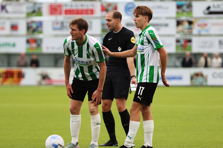 Van links af Rens van Benthem en Jasper Tuinman in overleg.