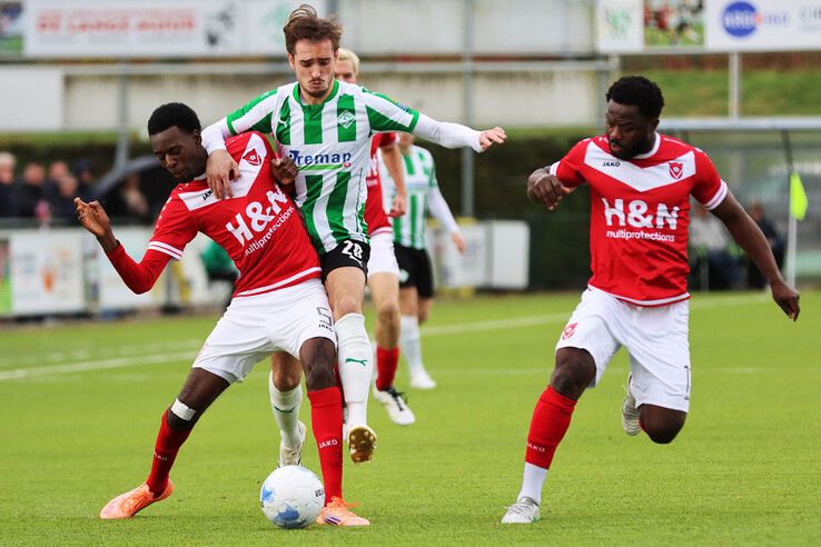 Hadde Pleijsier (midden) met twee treffers matchwinnaar bij Genemuiden.