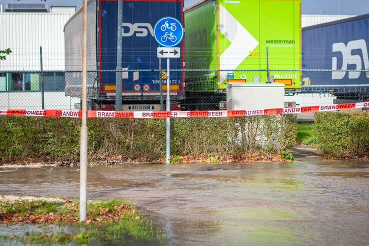 In beeld: Geen water in delen van Zwolle, Wilsum en Hasselt door leidingbreuk (video)