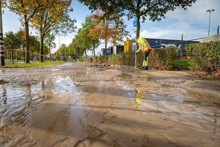 In beeld: Geen water in delen van Zwolle, Wilsum en Hasselt door leidingbreuk (video)