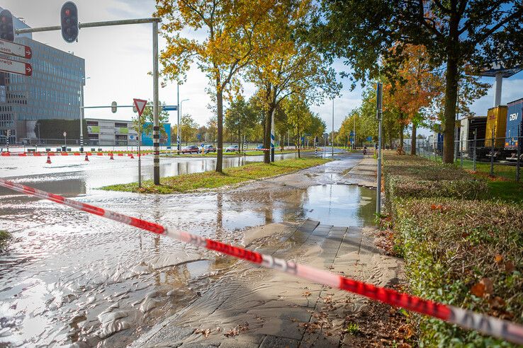 In beeld: Geen water in delen van Zwolle, Wilsum en Hasselt door leidingbreuk (video)