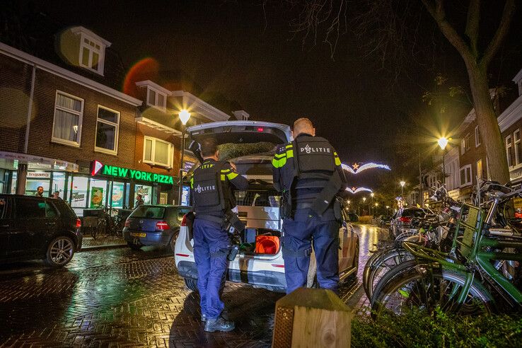 Politie bij filiaal van New York Pizza in Zwolle.