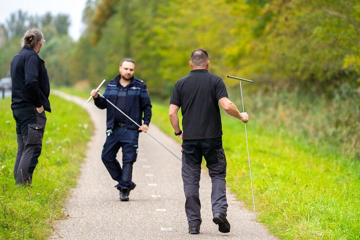 Politie en NFI zoeken in het Roggebotsebos.