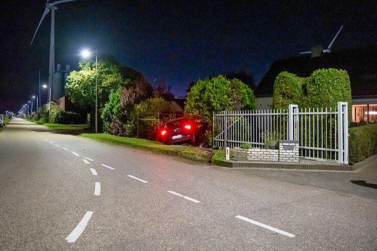 Auto in tuin woning Haatlandhaven in Kampen.