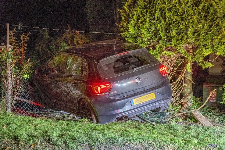Auto crasht in voortuin van woning in Kampen, bestuurder (19) aangehouden
