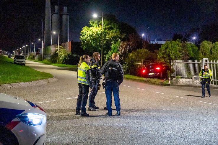 Auto crasht in voortuin van woning in Kampen, bestuurder (19) aangehouden
