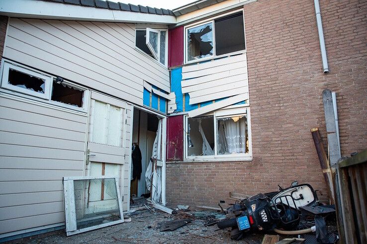 Ravage na explosie bij woning Oelerbeek in Zwolle.