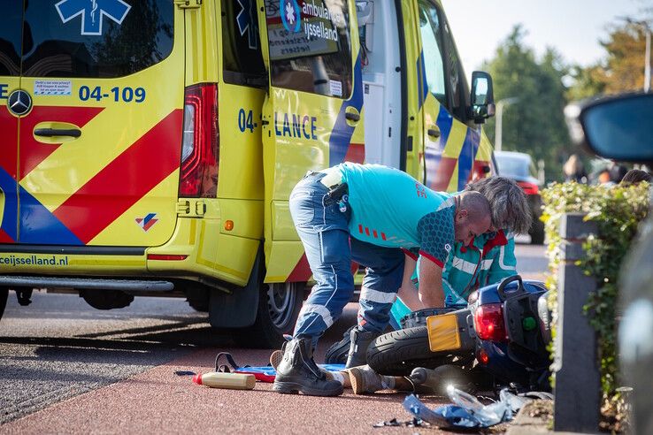 Ambulance bij ongeluk op de Voorsterweg in Zwolle.