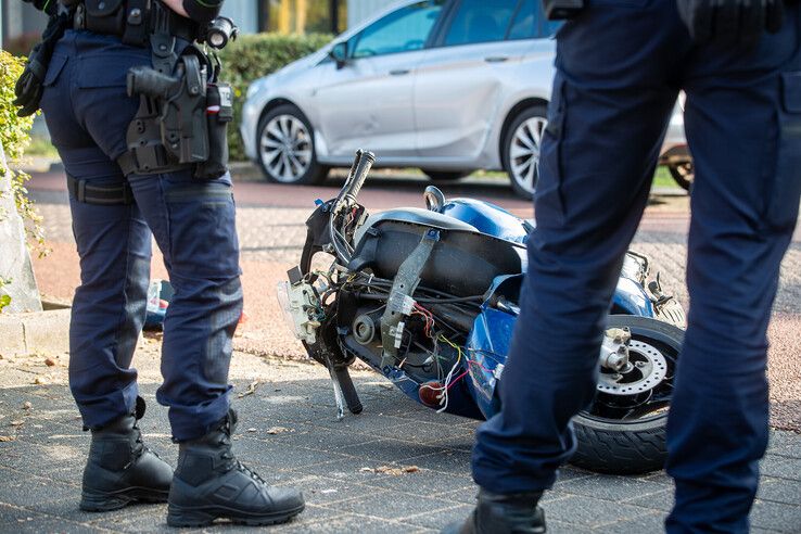Scooterrijder gewond bij botsing met auto in Zwolle
