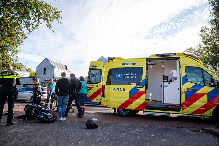 Scooterrijder gewond bij botsing met auto in Zwolle