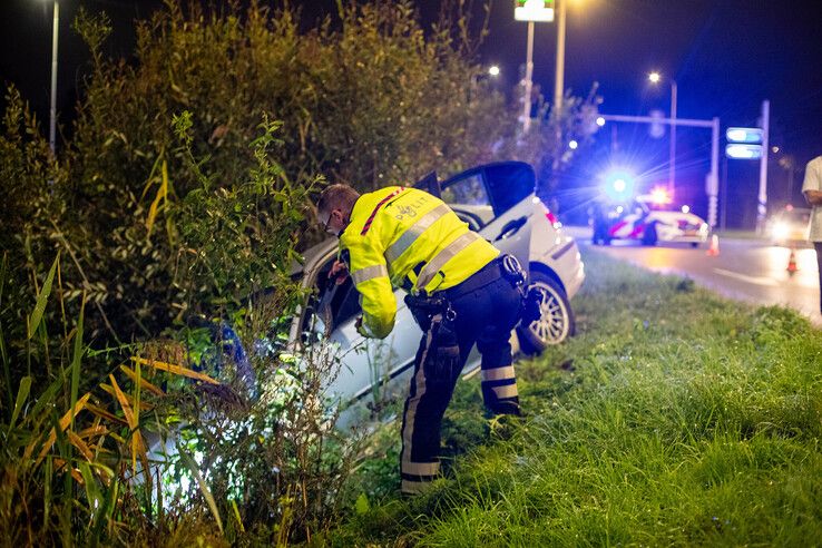 Een auto raakte van de weg op de Ceintuurbaan in Zwolle.