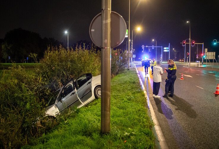 Auto belandt in sloot langs Ceintuurbaan in Zwolle