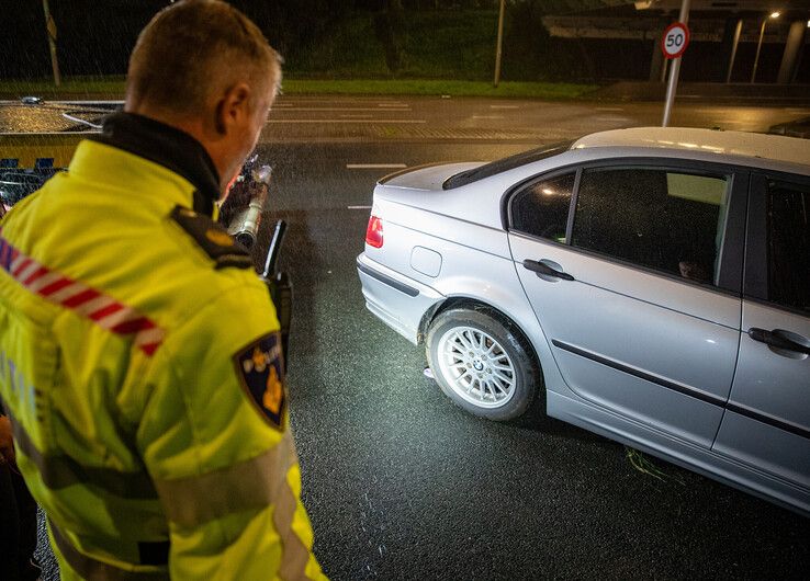 Auto belandt in sloot langs Ceintuurbaan in Zwolle