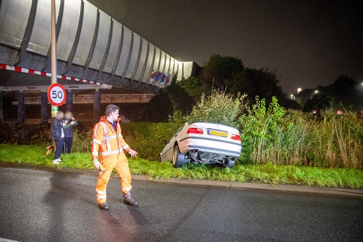 Auto belandt in sloot langs Ceintuurbaan in Zwolle