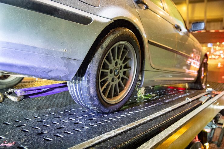 Auto belandt in sloot langs Ceintuurbaan in Zwolle