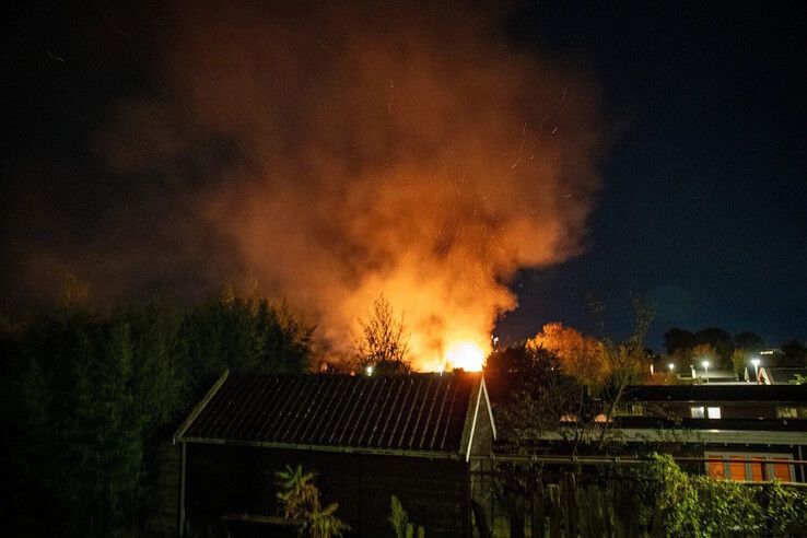 De brandende schuur in de Hasselterhaven in Zwolle.