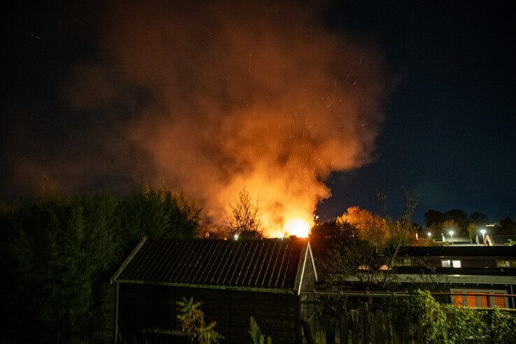 Schuur gaat in vlammen op na harde knal in Zwolle