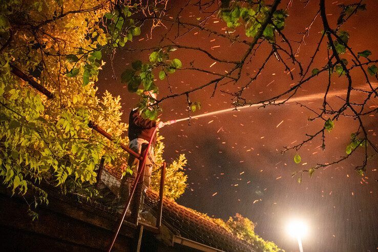 Schuur gaat in vlammen op na harde knal in Zwolle