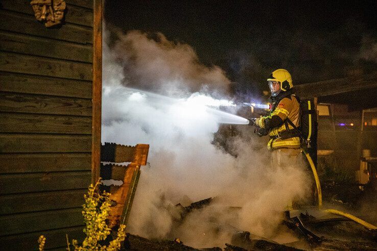 Schuur gaat in vlammen op na harde knal in Zwolle