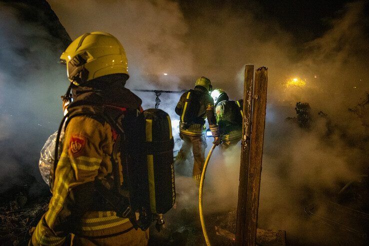 Schuur gaat in vlammen op na harde knal in Zwolle