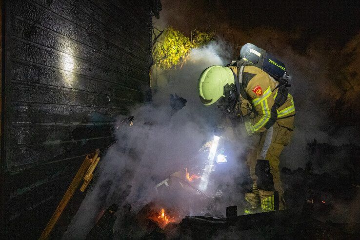 Schuur gaat in vlammen op na harde knal in Zwolle