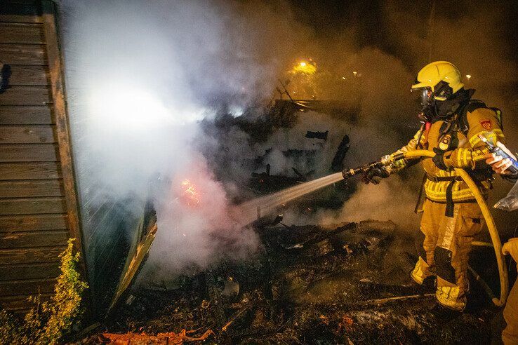 Schuur gaat in vlammen op na harde knal in Zwolle