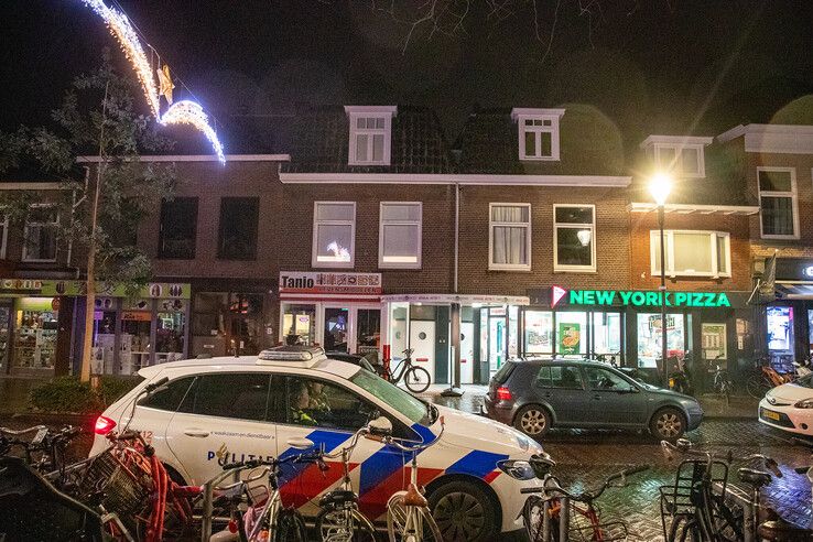 Vrouw (41) bedreigt pizzamedewerkers met balletjespistool in Zwolle en neemt daarna doodleuk de telefoon op
