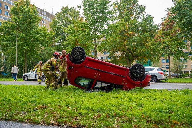 Auto slaat over de kop op Europa-allee in Kampen