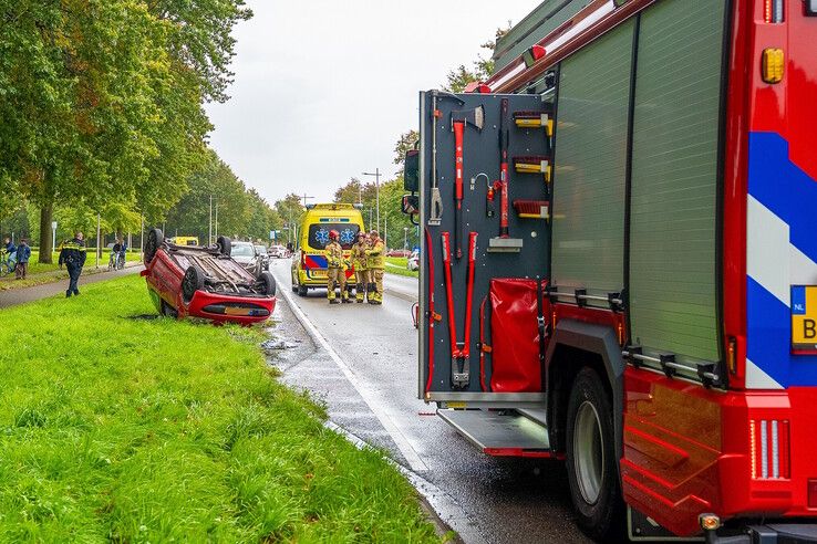 Auto slaat over de kop op Europa-allee in Kampen
