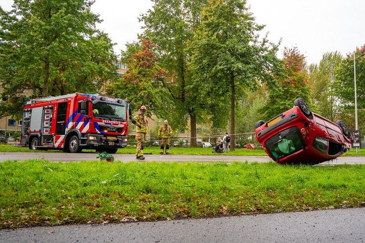 Auto slaat over de kop op Europa-allee in Kampen