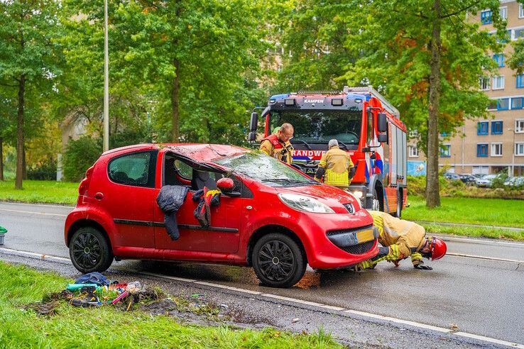 Auto slaat over de kop op Europa-allee in Kampen