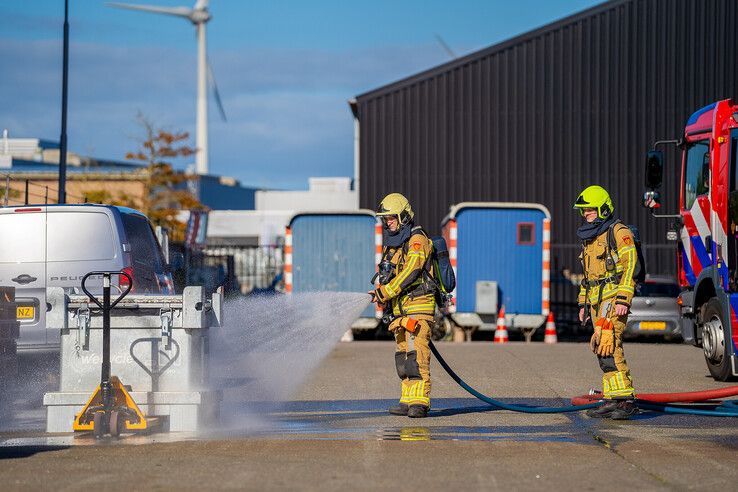 Brandweer koelt de container met accu's.