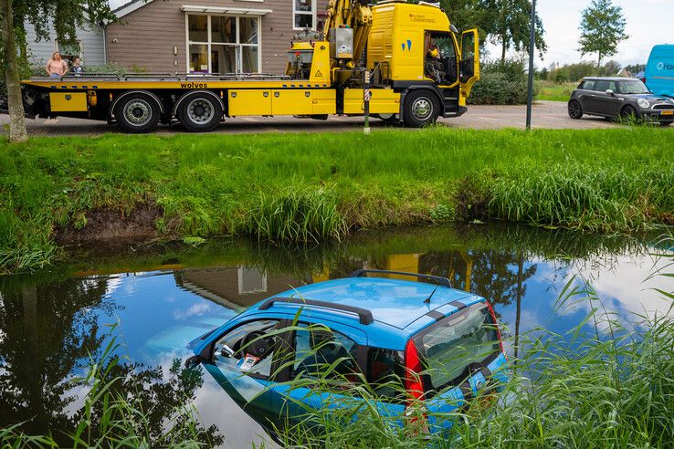 Auto te water in IJsselmuiden door defecte handrem