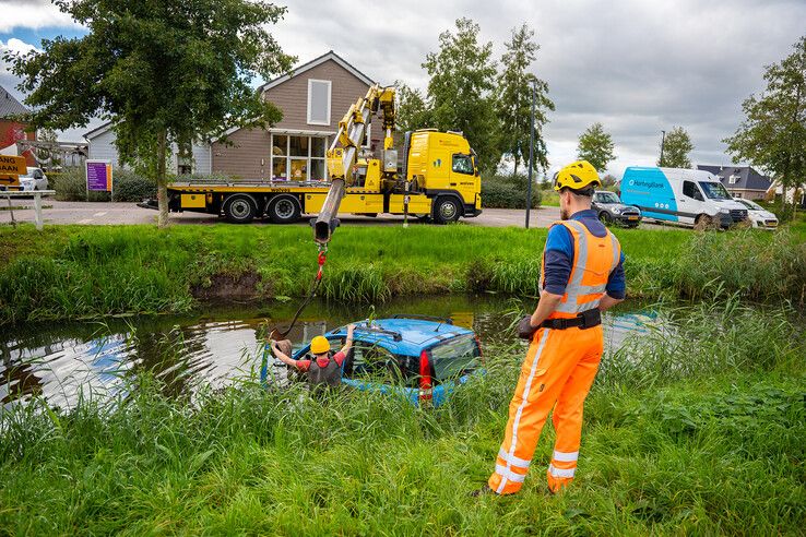 Auto te water in IJsselmuiden door defecte handrem